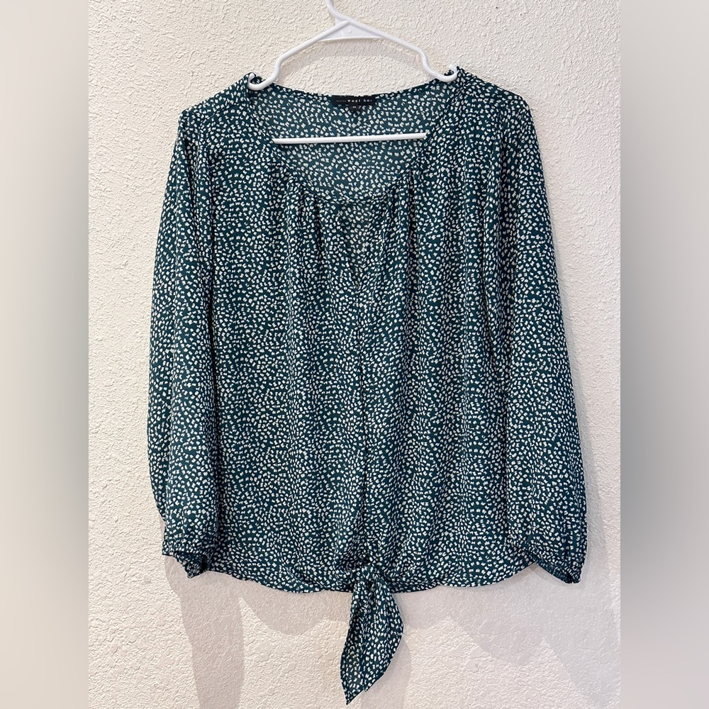 BNWOT West Kei ladies size medium, green and white, with tie in the front.